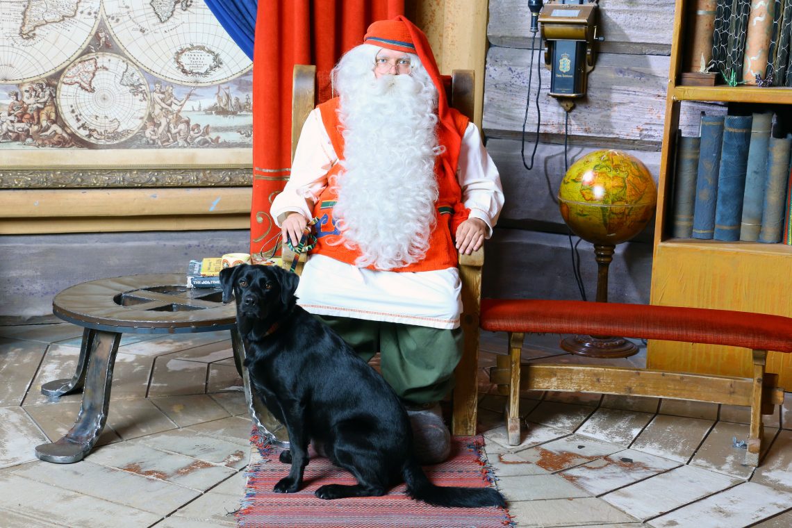 Weihnachtsmanndorf mit Hund